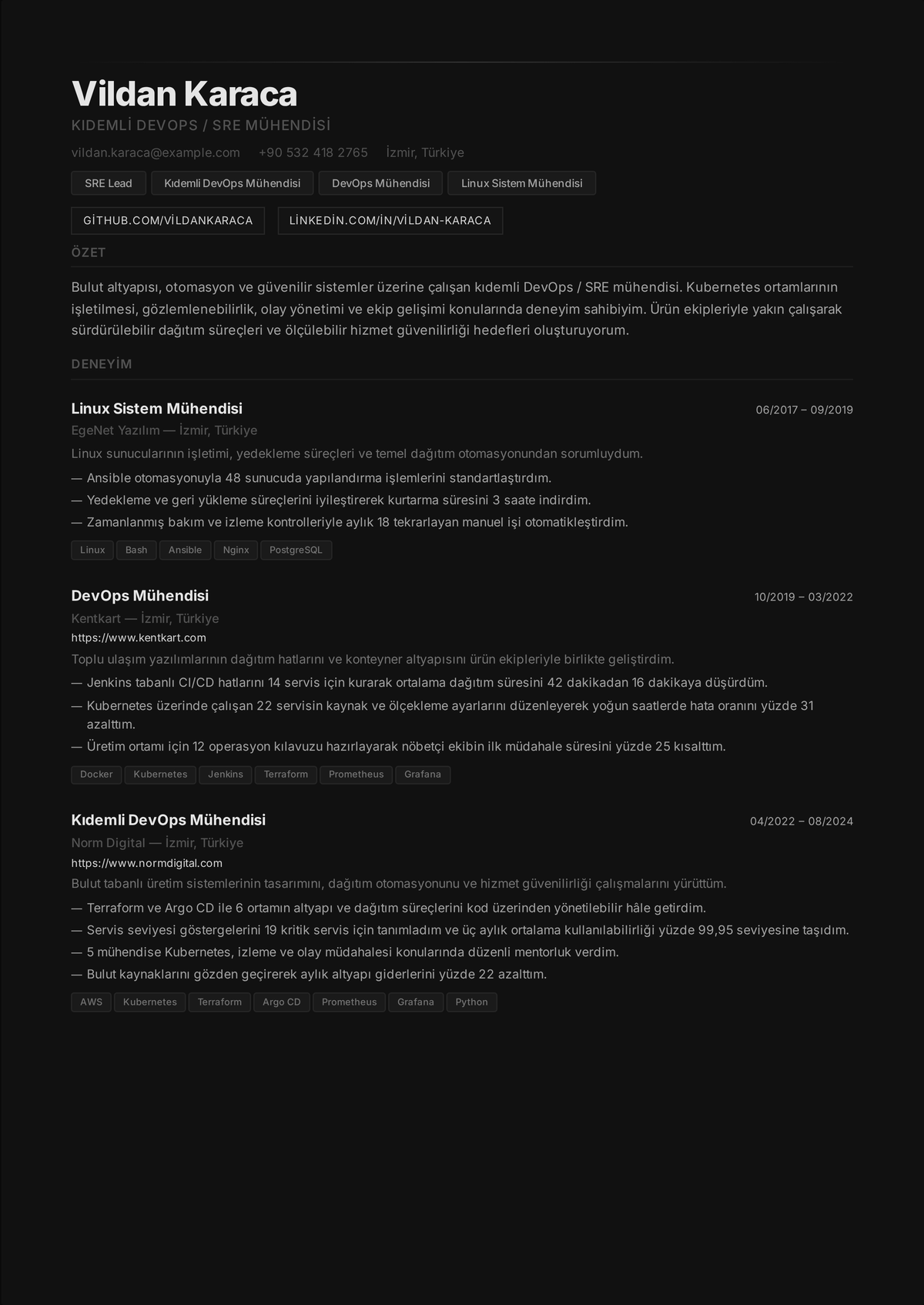 DevOps SRE mühendisi özgeçmiş örneği: bir bulut ve Kubernetes yığınını, CI/CD hatlarını, kod olarak altyapıyı, çalışma süresi ve MTTR ölçütlerini ve maliyet tasarruflarını gösteren kıdemli bir güvenilirlik mühendisinin özgeçmişi.